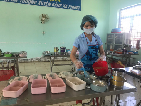 Các cô nhân viên cấp dưỡng chuẩn bị các suất ăn cho các em học sinh trường PTDTNT tỉnh