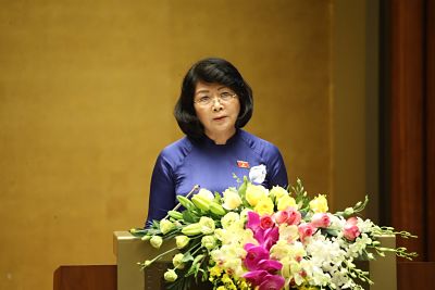 Phó Chủ tịch nước Đặng Thị Ngọc Thịnh trình bày Tờ trình của Chủ tịch nước đề nghị Quốc hội phê chuẩn EVFTA.