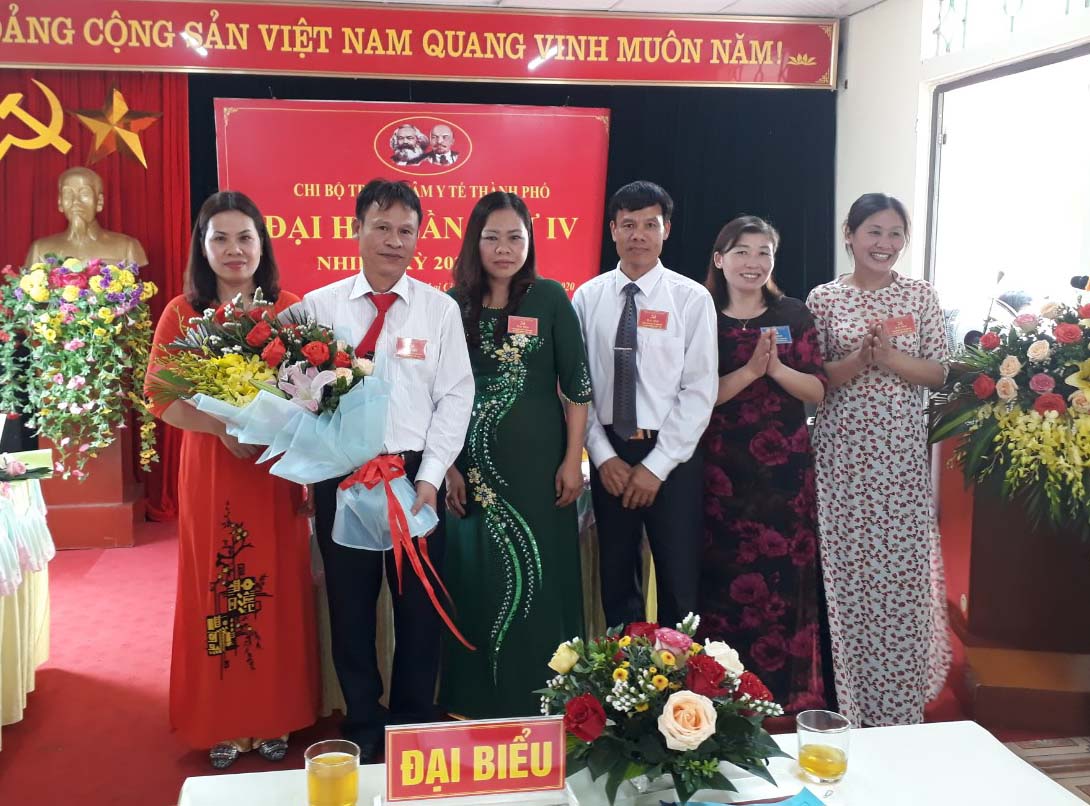 Đồng chí Vàng Thị Chính - Phó Chủ tịch UBND thành phố Lai Châu tặng hoa chúc mừng Chi ủy Chi bộ Trung tâm Y tế thành phố khóa IV.