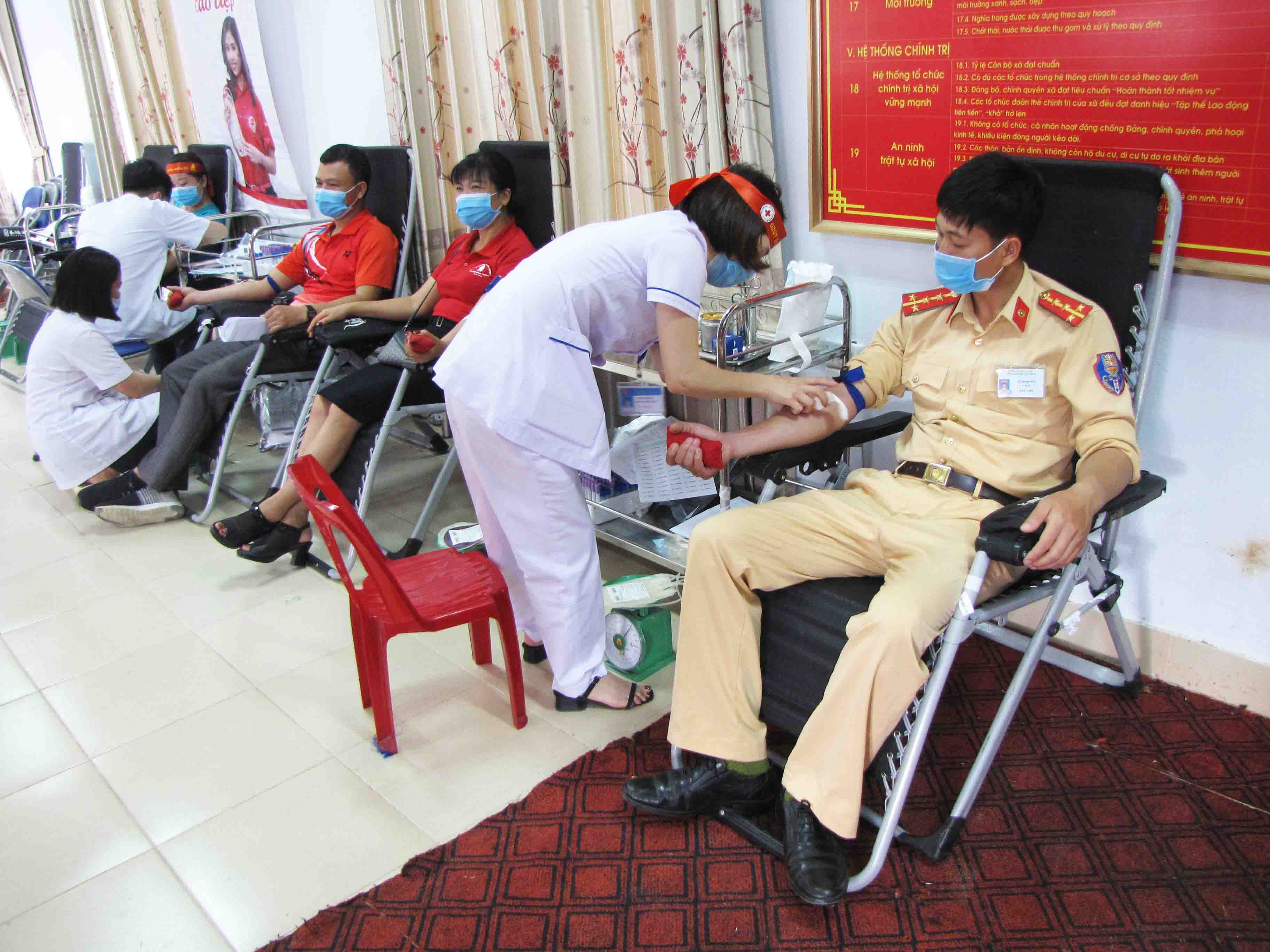 Tình nguyện viên tham gia hiến máu.