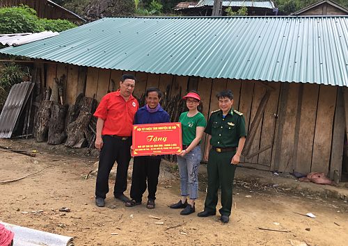 Đại diện lãnh đạo Hội Chữ thập đỏ tỉnh, Hội từ thiện Tâm Nguyện Hà Nội, Đồn Biên phòng Sin Suối Hồ trao mái nhà cho người dân bản Sàng Mà Pho.