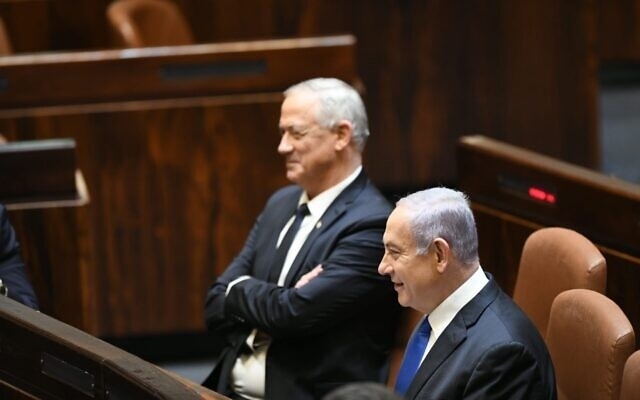  Ông Benny Gantz (trái) và ông  Benjamin Netanyahu tại phiên họp toàn thể của Quốc hội Israel  ngày 17/5/2020 (Ảnh: The Times of Israel)
