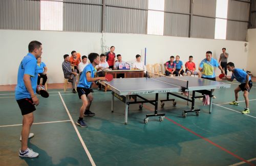 Trận chung kết đôi nam môn bóng bàn giữa đội Phong Thổ và Sở Giáo dục.