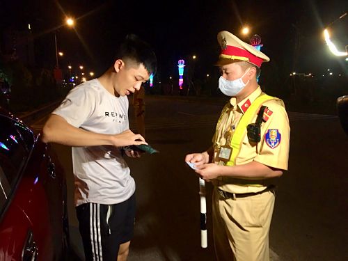 Lực lượng Cảnh sát giao thông - Công an tỉnh kiểm tra giấy phép lái xe của người tham gia giao thông.