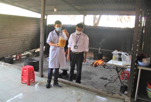 Cán bộ Trạm Y tế xã Pa Ủ kiểm tra việc đảm bảo an toàn vệ sinh thực phẩm tại trường PTDTBT-THCS Pa Ủ.