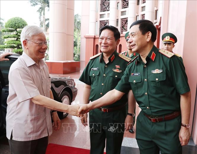 Đồng chí Nguyễn Phú Trọng, Tổng Bí thư, Chủ tịch nước, Bí thư Quân ủy Trung ương với lãnh đạo Bộ Quốc phòng - Ảnh: TTXVN 