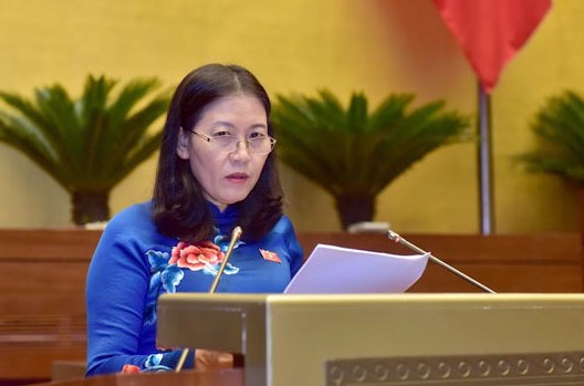 Chủ nhiệm Ủy ban Tư pháp, Phó Trưởng Đoàn giám sát của Quốc hội Lê Thị Nga trình bày báo cáo trước Quốc hội.
