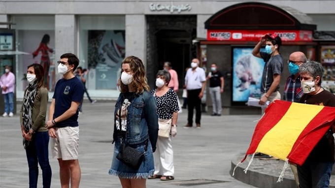 Người dân ở Madrid, Tây Ban Nha dành một phút tưởng nhớ đến những người tử vong vì dịch COVID-19 (Ảnh: Reuters)