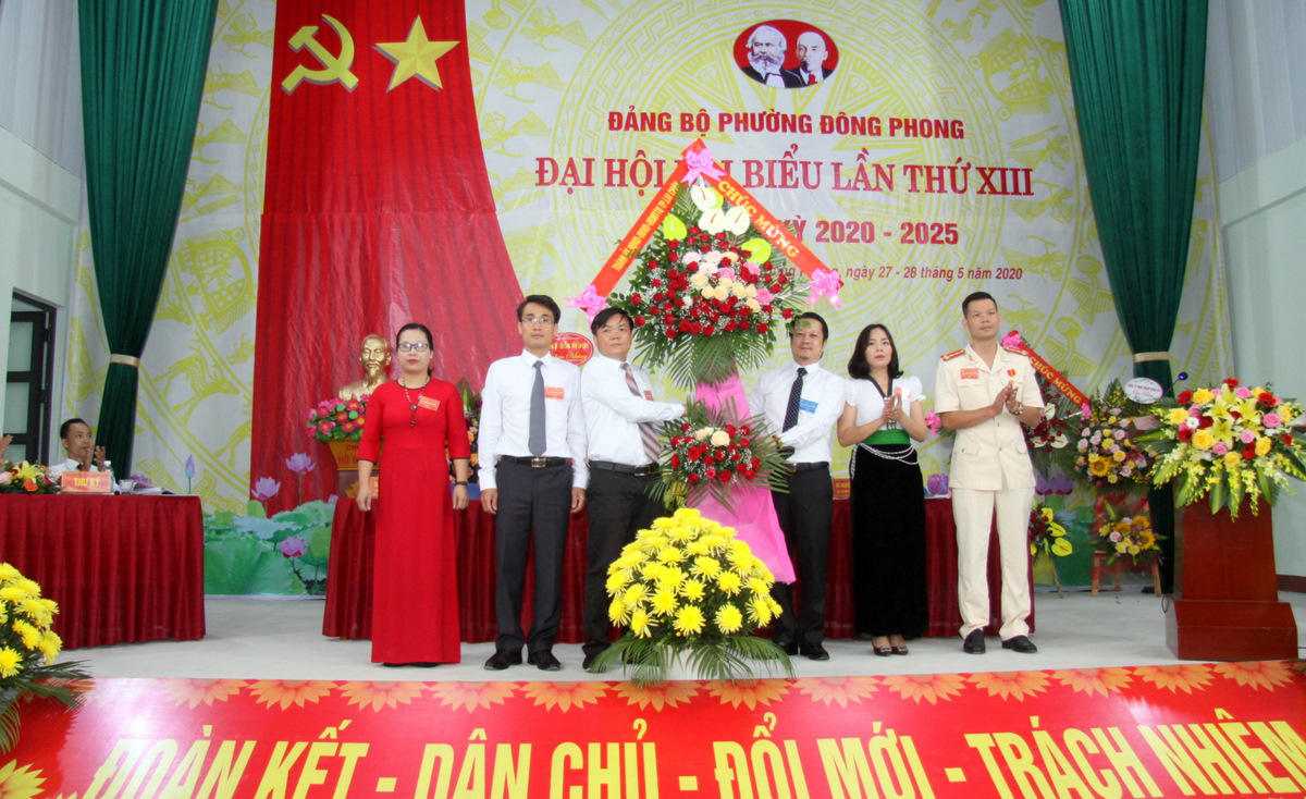 Đồng chí Phạm Minh Tuấn – Phó Chủ tịch UBND thành phố Lai Châu tặng hoa chúc mừng Đại hội