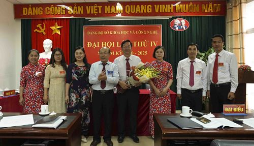 Đồng chí Nguyễn Thái Sơn - Phó Bí thư Đảng ủy Khối Các cơ quan và Doanh nghiệp tỉnh tặng hoa chúc mừng Ban Chấp hành Đảng bộ Sở Khoa học và Công nghệ khóa IV.