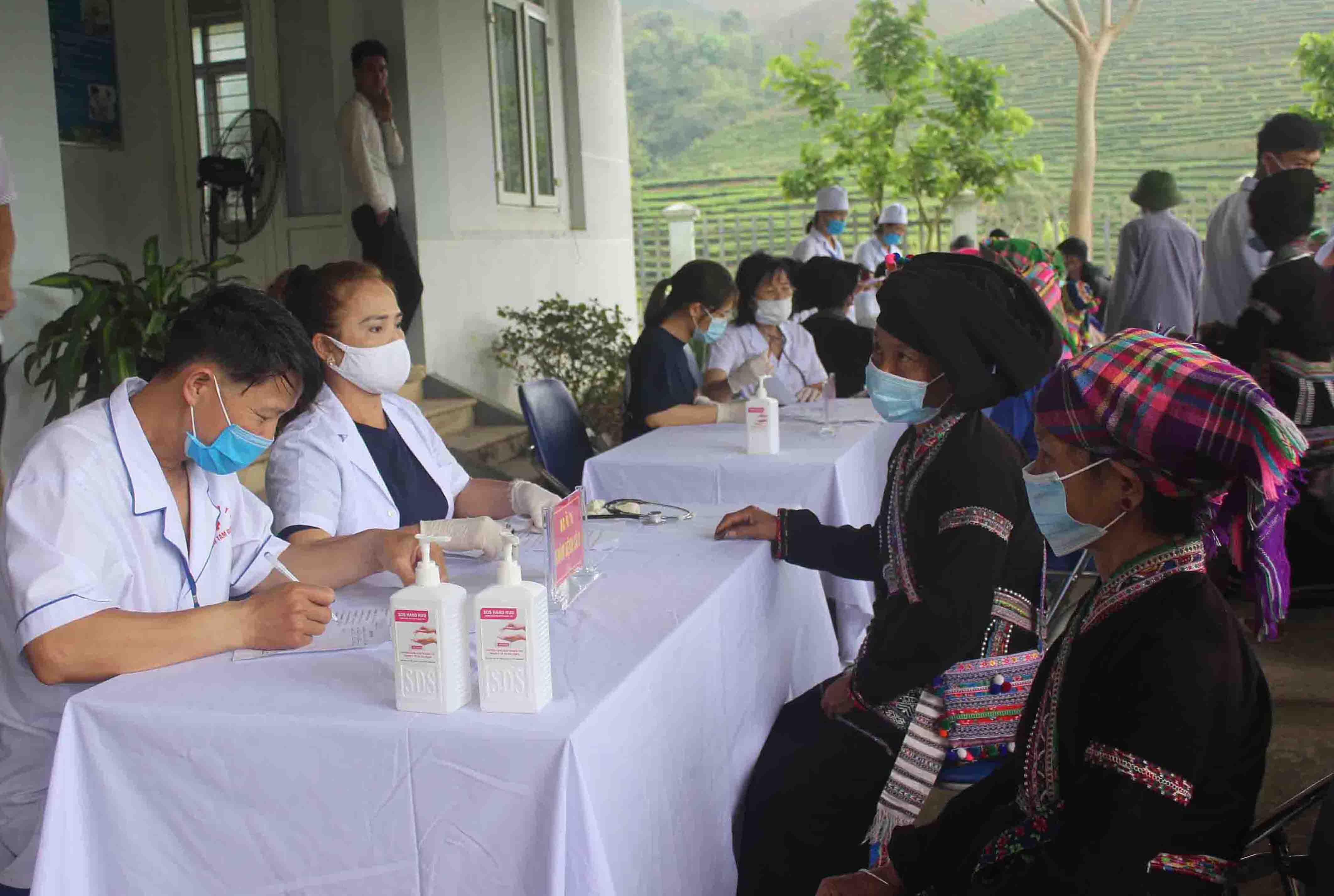 Các y, bác sỹ Nhóm Chung tay vì sức khỏe cộng đồng.vn khám bệnh cho người dân tại xã Bản Bo (huyện Tam Đường).