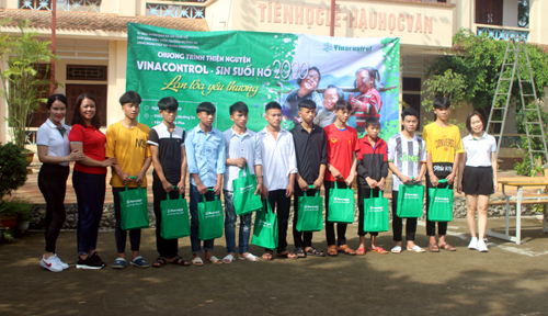 Đại diện Công đoàn Tập đoàn Vinacontrol tặng học quà cho học sinh nội trú Trường THPT Mường So (huyện Phong Thổ)