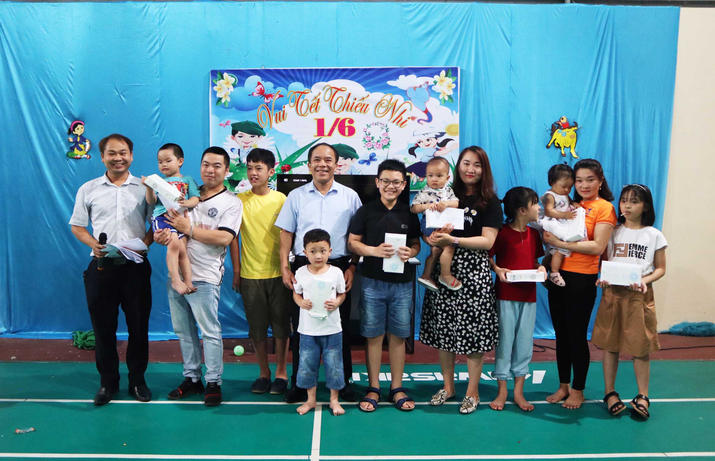 Đồng chí Nguyễn Cảnh Phượng – Phó Tổng Biên tập Báo Lai Châu trao quà cho con em cán bộ, viên chức và người lao động trong cơ quan.