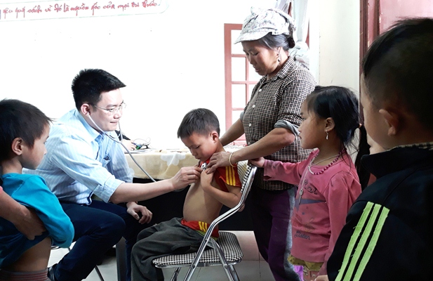 Bác sỹ Bệnh viện tuyến Trung ương khám sàng lọc tim bẩm sinh cho trẻ em trên địa bàn tỉnh.