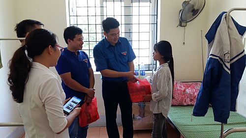 Đại diện lãnh đạo Huyện đoàn Phong Thổ trao quà cho bệnh nhân nhi đang điều trị tại Trung tâm Y tế huyện.