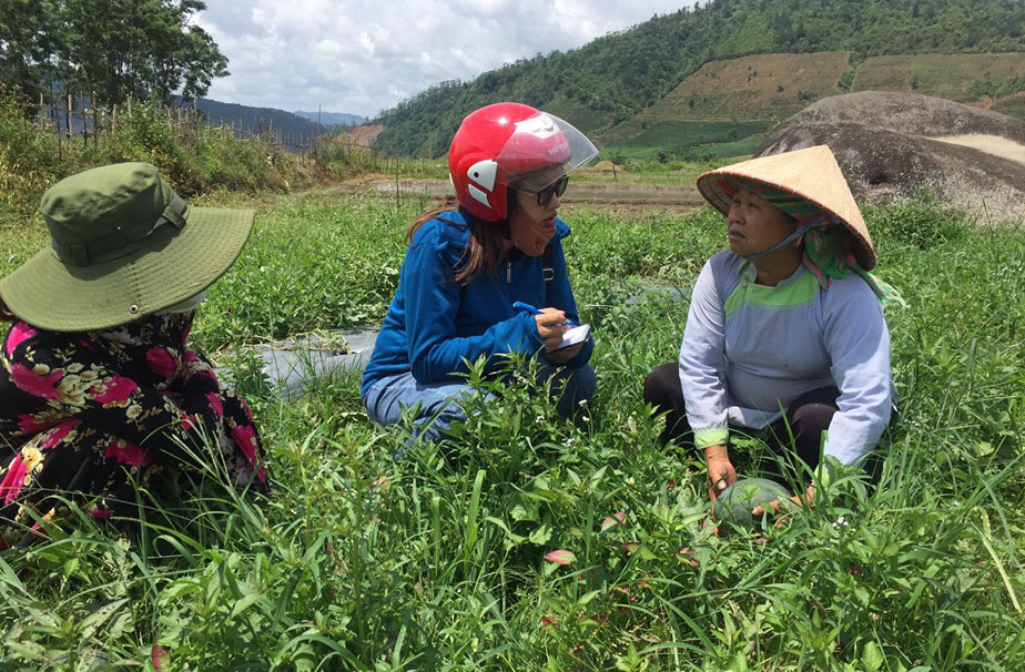 Chị Vàng Thị Bức- bản Nậm Bon 2, xã Phúc Khoa (huyện Tân Uyên) trao đổi với phóng viên Báo Lai Châu về vụ dưa hấu thất thu của gia đình. 