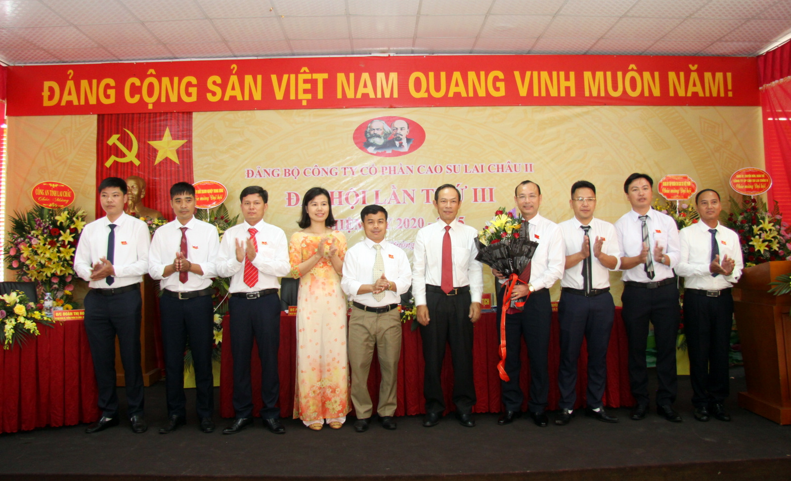 Đồng chí Trần Ngọc Thuận – Bí thư Đảng ủy, Chủ tịch HĐQT VRG tặng hoa chúc mừng Ban Chấp hành Đảng bộ Công ty Cổ phần cao su Lai Châu III, nhiệm kỳ 2020-2025.