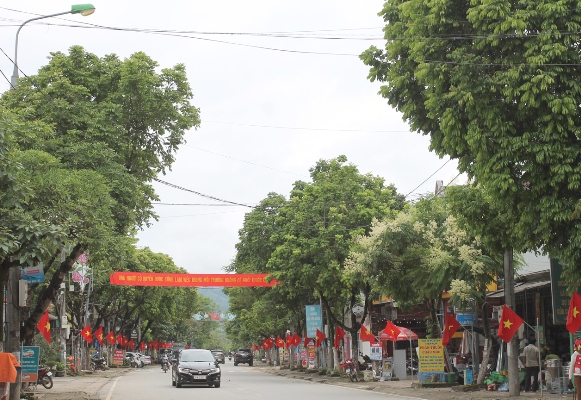 Tuyến đường trục chính của thị trấn Tân Uyên được trang hoàng rực rỡ cờ, băng rôn, biểu ngữ chào mừng Đại hội.
