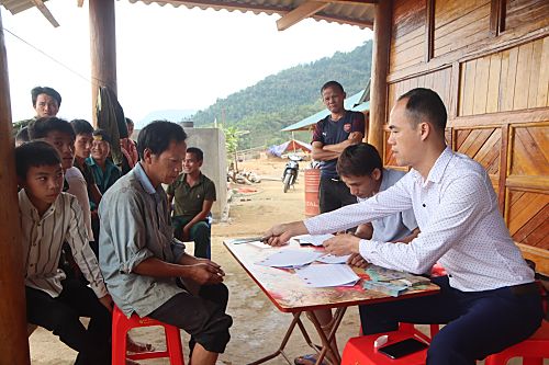 Cán bộ xã Nậm Hàng (huyện Nậm Nhùn) chi trả tiền hỗ trợ covid-19 cho hộ nghèo, cận nghèo bản Huổi Đanh
