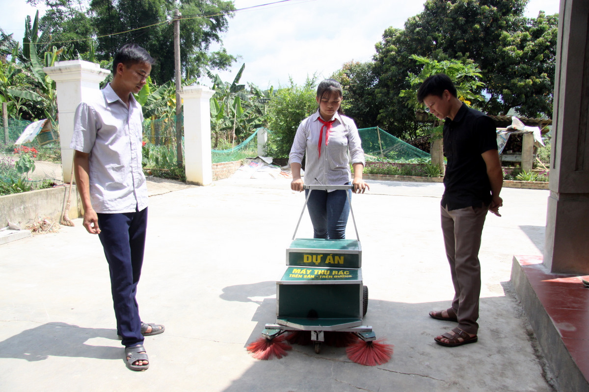 Mô hình nghiên cứu máy quét rác tự động của thầy và trò Trường THCS xã Mường Kim, huyện Than Uyên