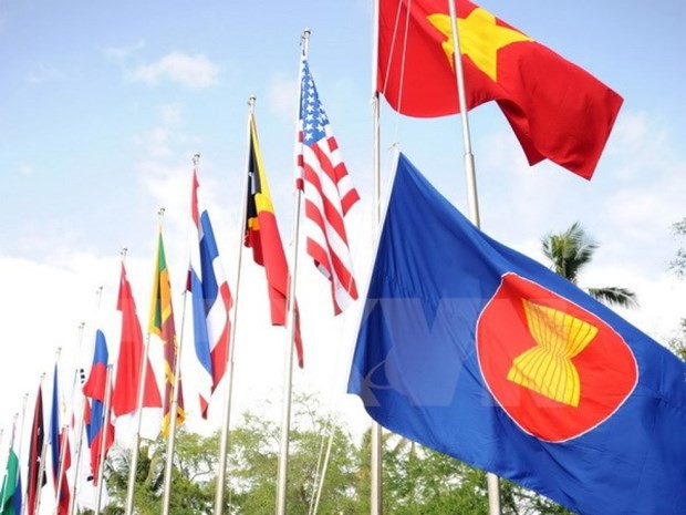 Quốc kỳ Việt Nam và cờ Asean - Nguồn: TTXVN