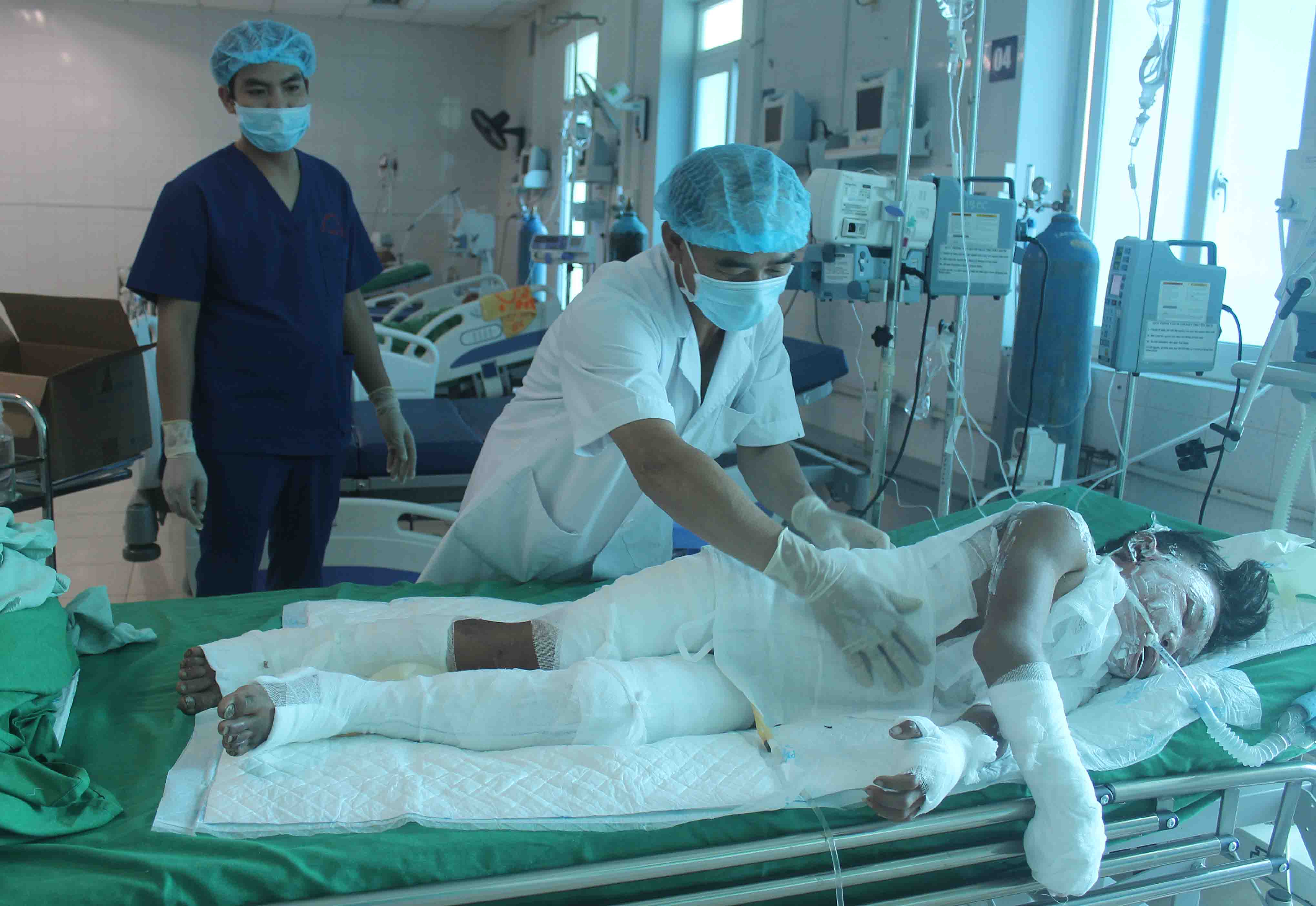 Bác sỹ Khoa Hồi sức Tích cực và Chống độc (Bệnh viện Đa khoa tỉnh) thay băng bỏng cho bệnh nhân Vàng A Thủy ở bản Chu Va 6, xã Sơn Bình (huyện Tam Đường).