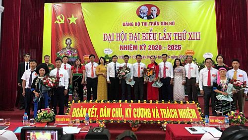 Đại biểu tặng hoa chúc mừng Ban Chấp hành khóa khóa XIII, nhiệm kỳ 2020 – 2025.