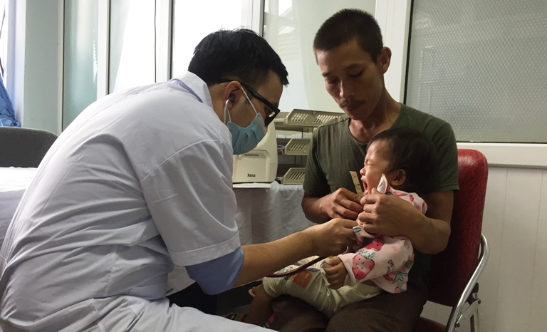 Bác sỹ Bệnh viện Tim Hà Nội khám sàng lọc bệnh tim cho các cháu tại điểm khám bệnh Bệnh viện Đa khoa tỉnh. 