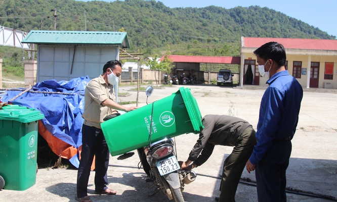 Người dân xã Sà Dề Phìn (huyện Sìn Hồ) được cấp phát thùng đựng rác.