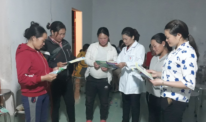 Tư vấn phòng lây nhiễm HIV từ mẹ sang con cho chị em phụ nữ thị trấn Sìn Hồ (huyện Sìn Hồ).