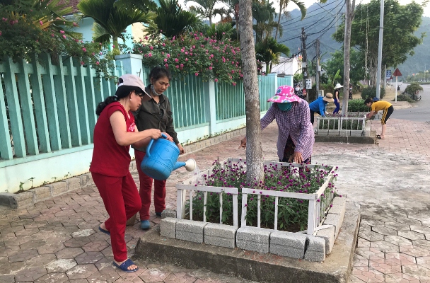 Hội viên phụ nữ tổ 7, phường Quyết Tiến (thành phố Lai Châu) chăm sóc con đường hoa.