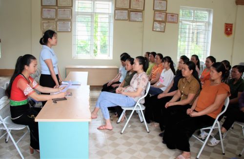 Cán bộ Hội LHPN xã Mường Tè tuyên truyền hội viên xây dựng gia đình 5 không 3 sạch.