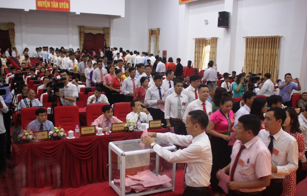 Các đại biểu bỏ phiếu bầu Ban Chấp hành Đảng bộ huyện Tân Uyên lần thứ XVIII, nhiệm kỳ 2020 - 2025. 