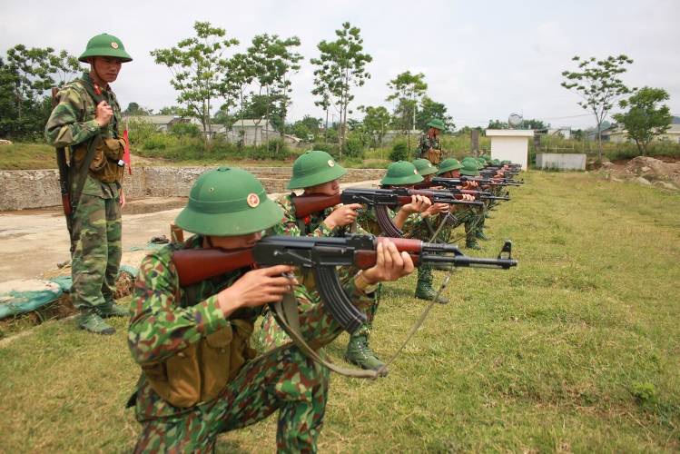Chiến sỹ mới Trung đoàn 880 luyện tập ngắm bắn súng tiểu liên.