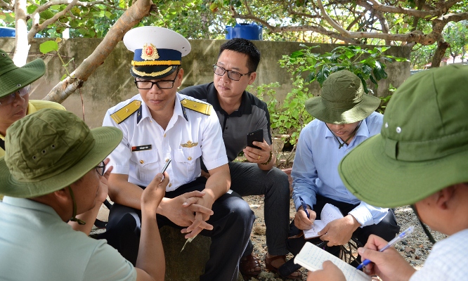 Phóng viên Báo Lai Châu tác nghiệp tại đảo Phan Vinh (huyện đảo Trường Sa, tỉnh Khánh Hòa).
