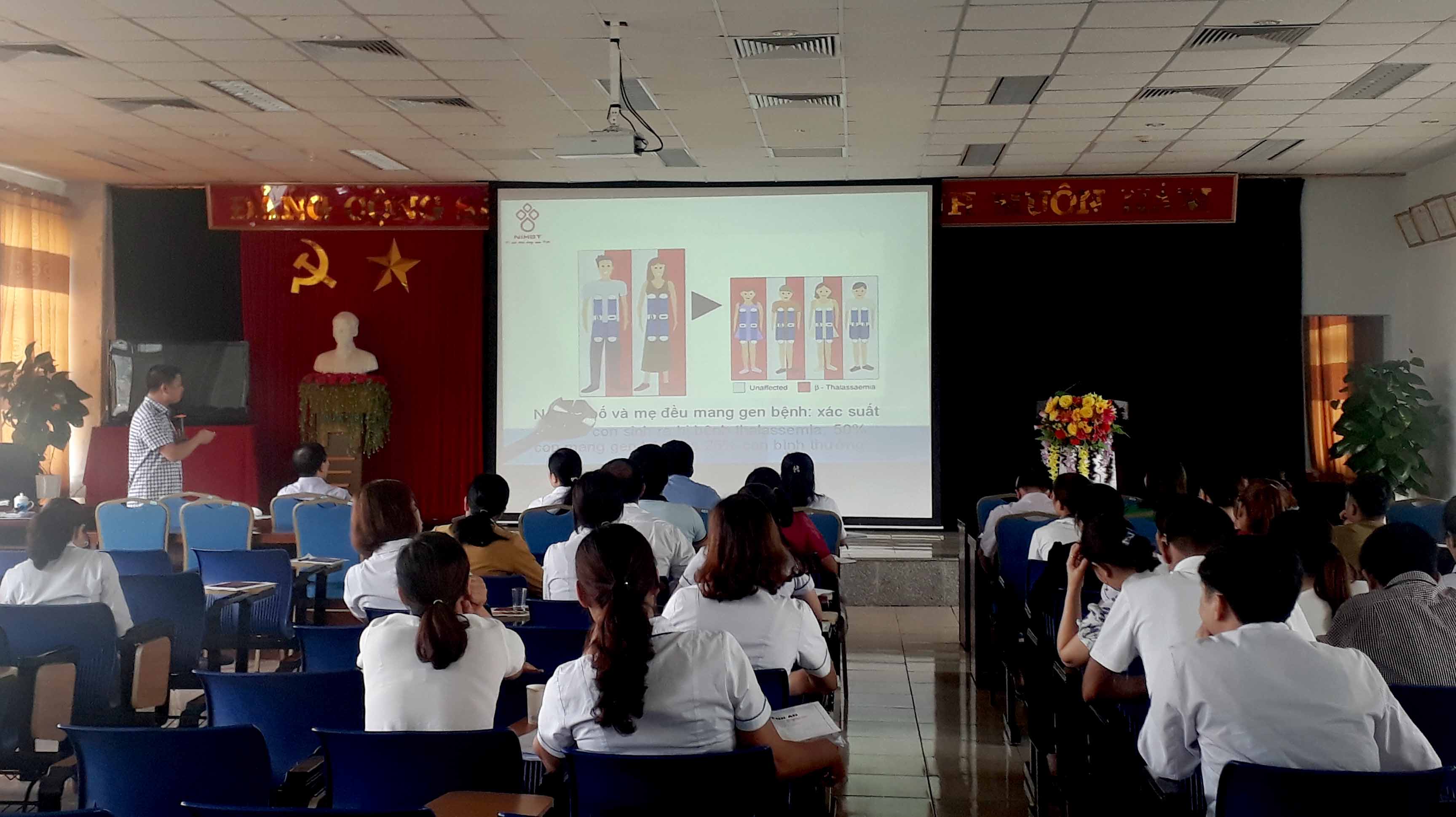 Đại diện Đoàn công tác Viện Huyết học truyền máu Trung ương tập huấn chuyên môn HH-TM cho đội ngũ y, bác sĩ Bệnh viện đa khoa tỉnh, các bệnh viện, Trung tâm Y tế trong tỉnh. 