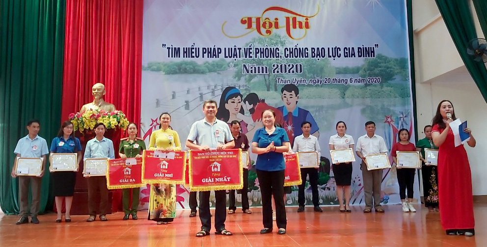 Ban tổ chức trao giải nhất cho đội thi khối đảng và phòng Giáo dục và Đào tạo huyện. 