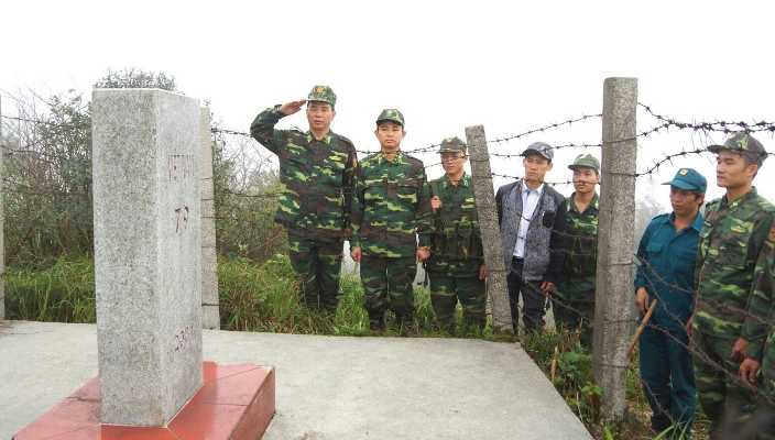 Đại tá Phan Hồng Minh - Bí thư Đảng ủy, Chính ủy Bộ đội Biên phòng Lai Châu cùng cán bộ chiến sỹ Đồn Biên phòng Vàng Ma Chải (huyện Phong Thổ) kiểm tra đường biên, cột mốc biên giới số 79.
