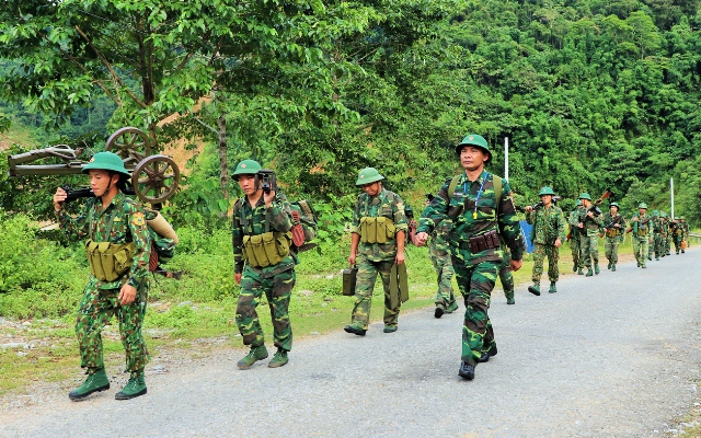 Thiếu tá Hoàng Viết Sỹ  cùng cán bộ, chiến sỹ Đồn Biên phòng cửa khẩu Ma Lù Thàng (huyện Phong Thổ) tổ chức tuần tra bảo vệ biên giới.
