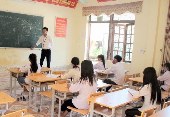  Giờ học của thầy, trò lớp 9A, Trường Phổ thông Dân tộc bán trú trung học cơ sở xã Pa Ủ (huyện Mường Tè).