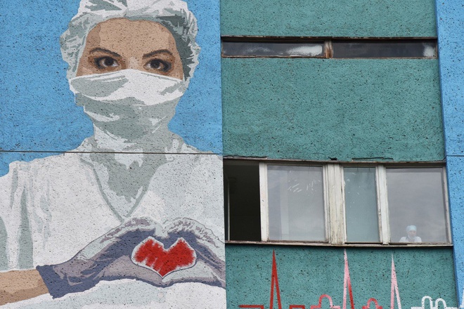 Một bức tranh tường khắc họa hình ảnh nhân viên y tế trên bức tường của Bệnh viện Cấp cứu Thành phố ở Lviv, Ukraine.