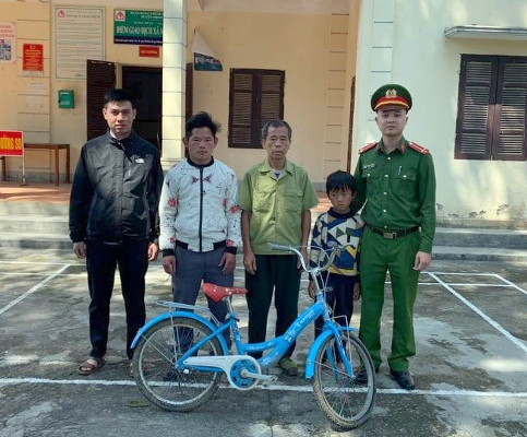    Với sự giúp đỡ của lực lượng Công an xã Mường So (huyện Phong Thổ), ông Sùng A Chinh (ở bản Lèng Chư, xã Dào San) đã tìm được cháu nội bị lạc đường.