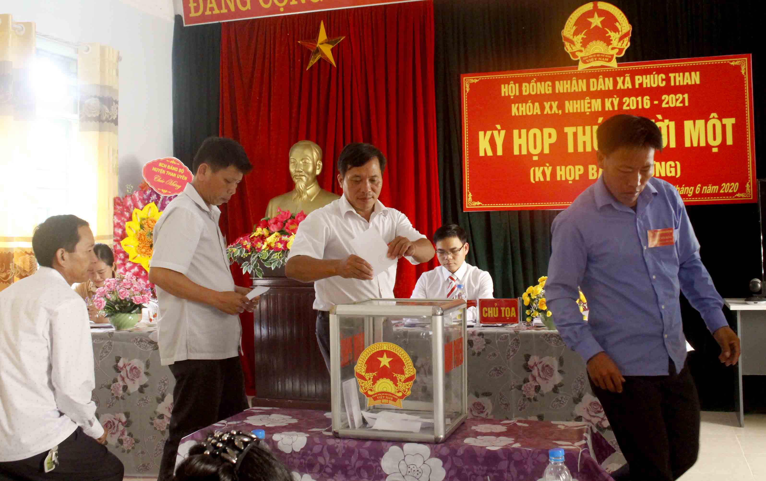 Các đại biểu HĐND xã Phúc Than (huyện Than Uyên) bỏ phiếu bầu chức danh Chủ tịch UBND xã Phúc Than khóa XX, nhiệm kỳ 2016-2021. 