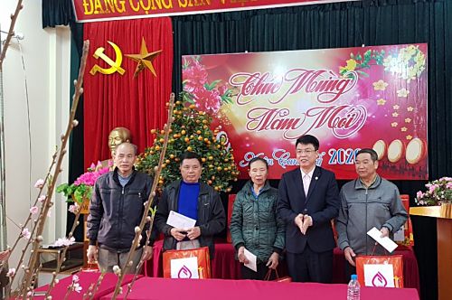 Đại diện Ngân hàng Chính sách xã hội tỉnh  trao quà cho các hộ gia đình chính sách phường Đoàn Kếttrao quà cho các hộ gia đình chính sách phường Đoàn Kết