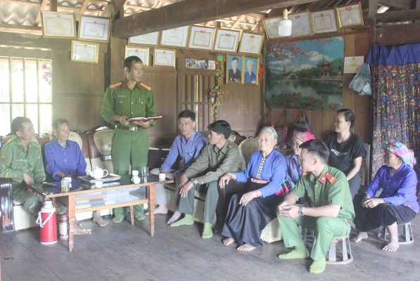 Công an huyện Tam Đường tuyên truyền thành viên dòng họ Lò bản Nà Phát (xã Bình Lư) tham gia tố giác tội phạm.