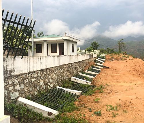 Trân mưa lốc cuối tháng 5 khiến trụ sở Ban Chỉ huy Quân sự huyện Nậm Nhùn bị hỏng toàn bộ hàng rào.