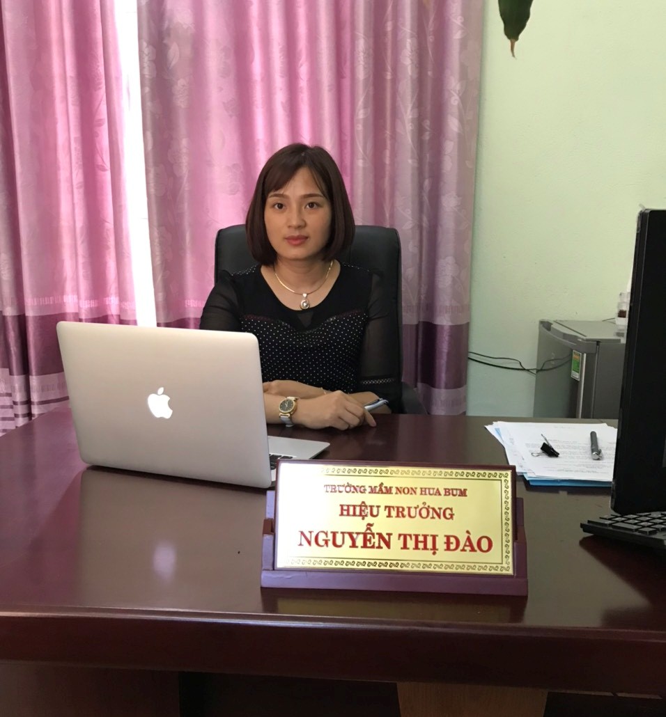 Cô Nguyễn Thị Đào - Hiệu trưởng Trường Mầm non xã Hua Bum không ngừng học hỏi, nâng cao trình độ chuyên môn qua mạng internet.