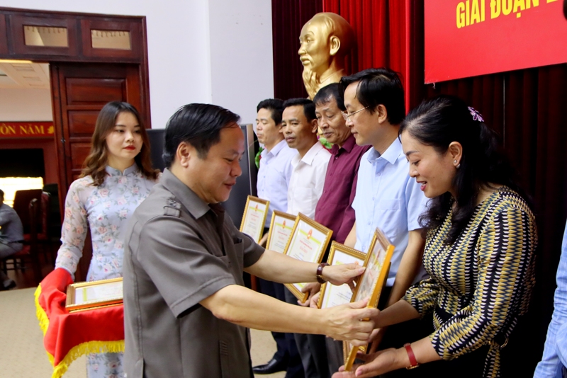 Đồng chí Tống Thanh Hải – Phó Chủ tịch Thường trực UBND tỉnh trao Bằng khen của Chủ tịch UBND tỉnh cho các tập thể có thành tích xuất sắc, tiêu biểu trong thực hiện công tác CCHC Nhà nước giai đoạn 2011 – 2020.