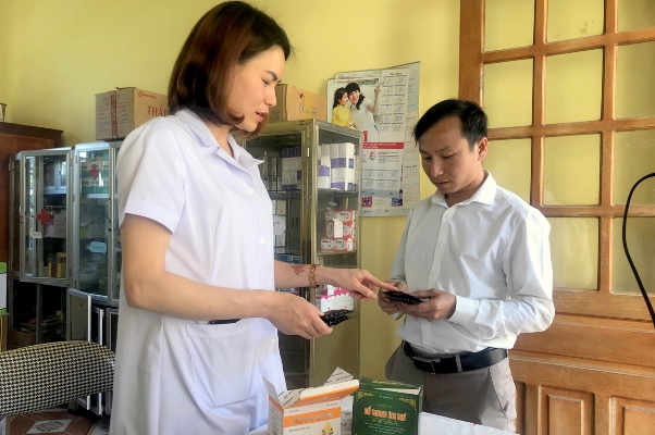 Phòng làm việc chật hẹp nhưng cán bộ Trạm Y tế xã Phìn Hồ (huyện Sìn Hồ) nỗ lực đảm bảo khám chữa bệnh, cấp phát thuốc cho bệnh nhân.