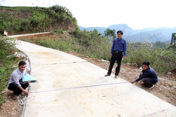 Nhờ  nâng cấp đường đất lên đường bêtông đã tạo thuận lợi cho bà con bản Tèn Cò Mư (xã Ta Gia, huyện Than Uyên) vào khu sản xuất nông nghiệp.